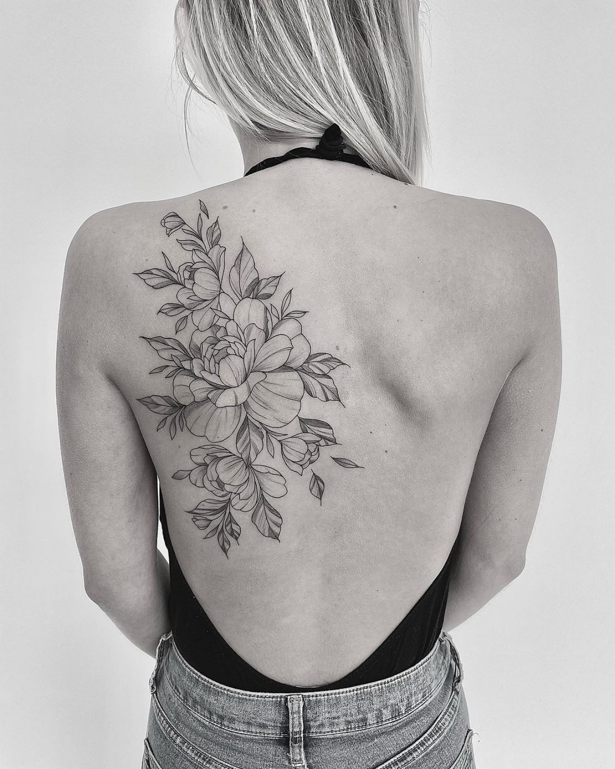 tatuaggio fiori sulla schiena sfumature