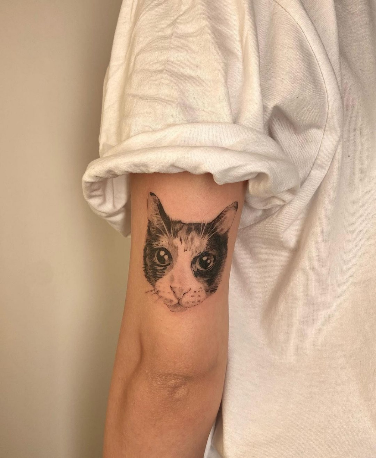 tatuaggio gattino braccio donna