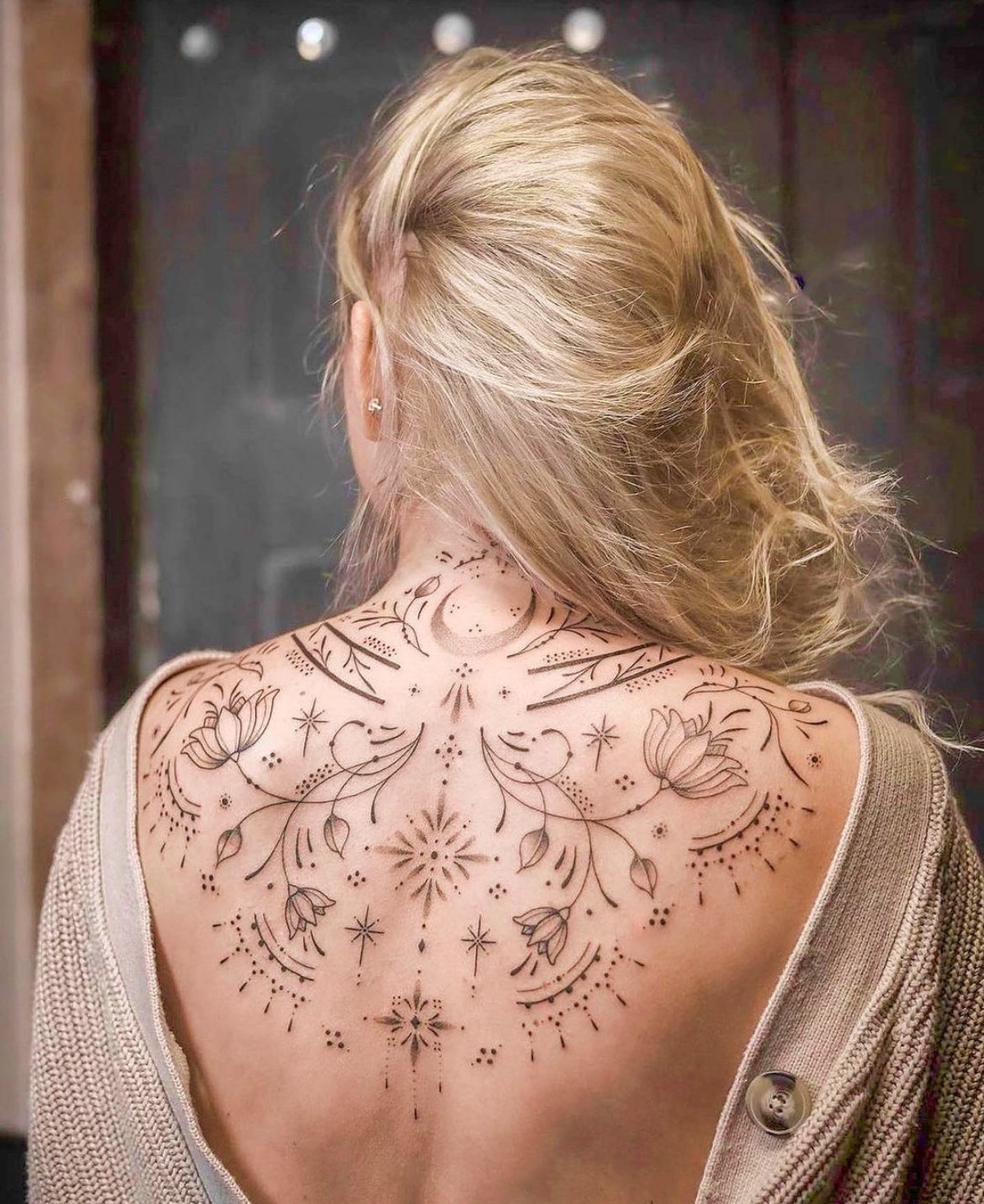 tatuaggio mandala sulla schiena di una donna