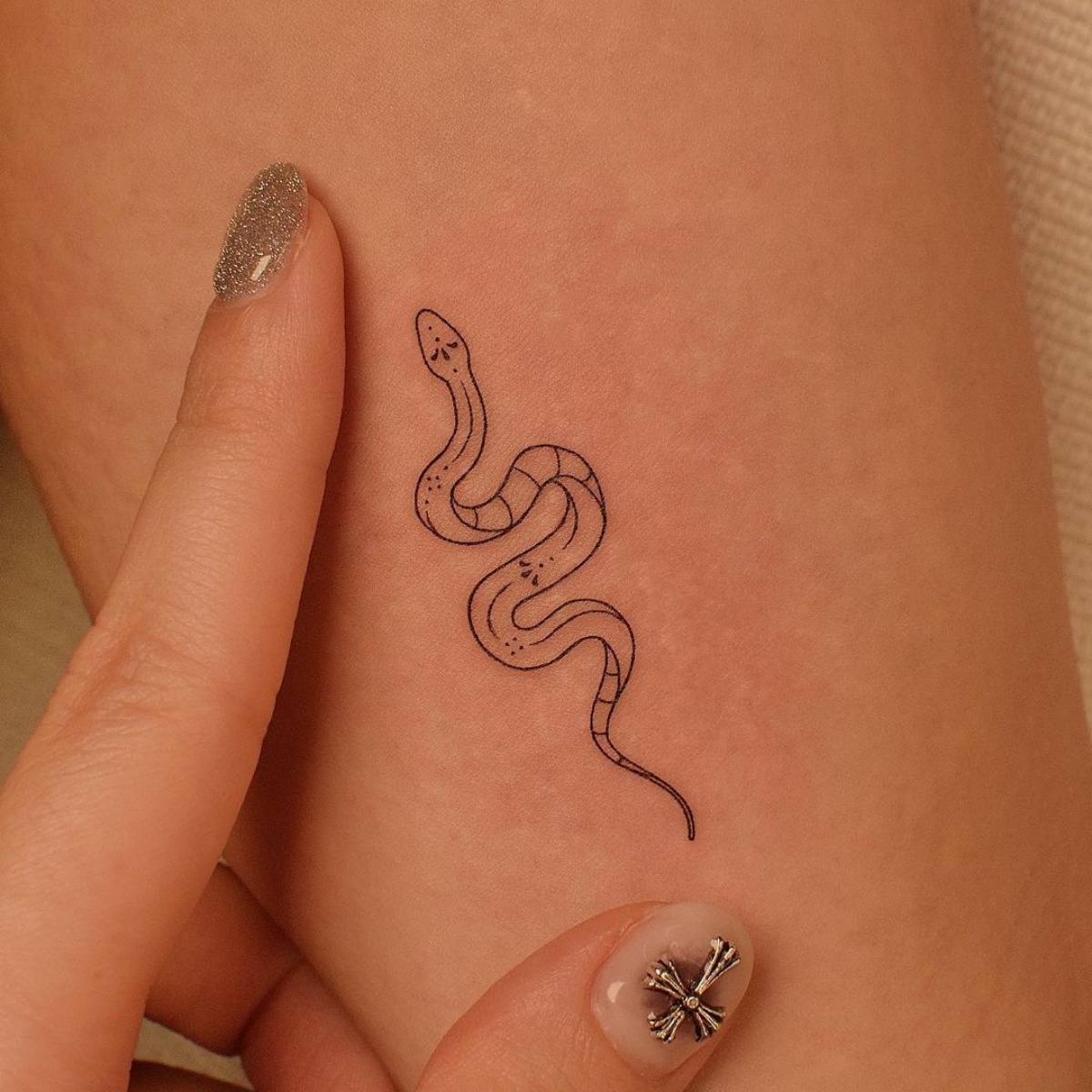 tatuaggio serpente significato tattoo sulla gamba piccolo
