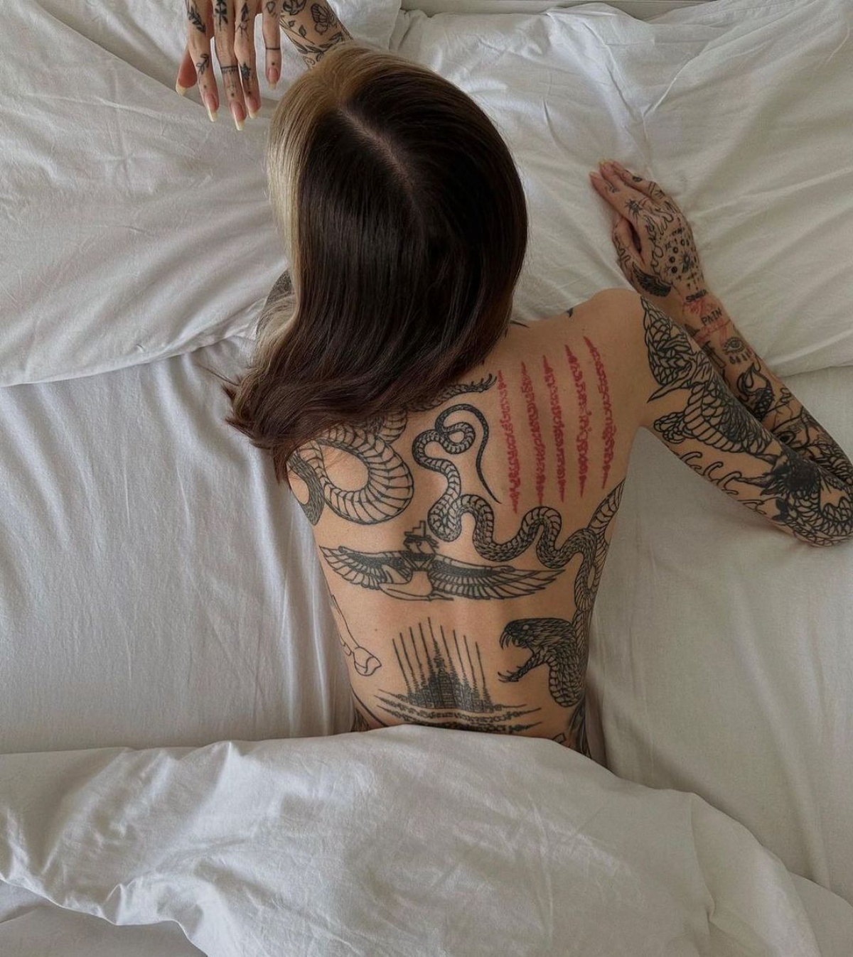 tatuaggio serpente sulla schiena tattoo con scritta colorata