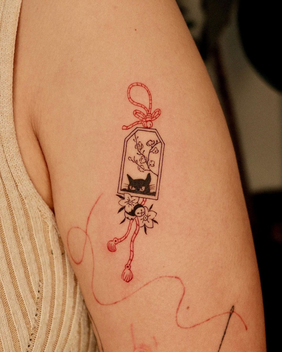 tatuaggio sul braccio donna bigliettino con disegno