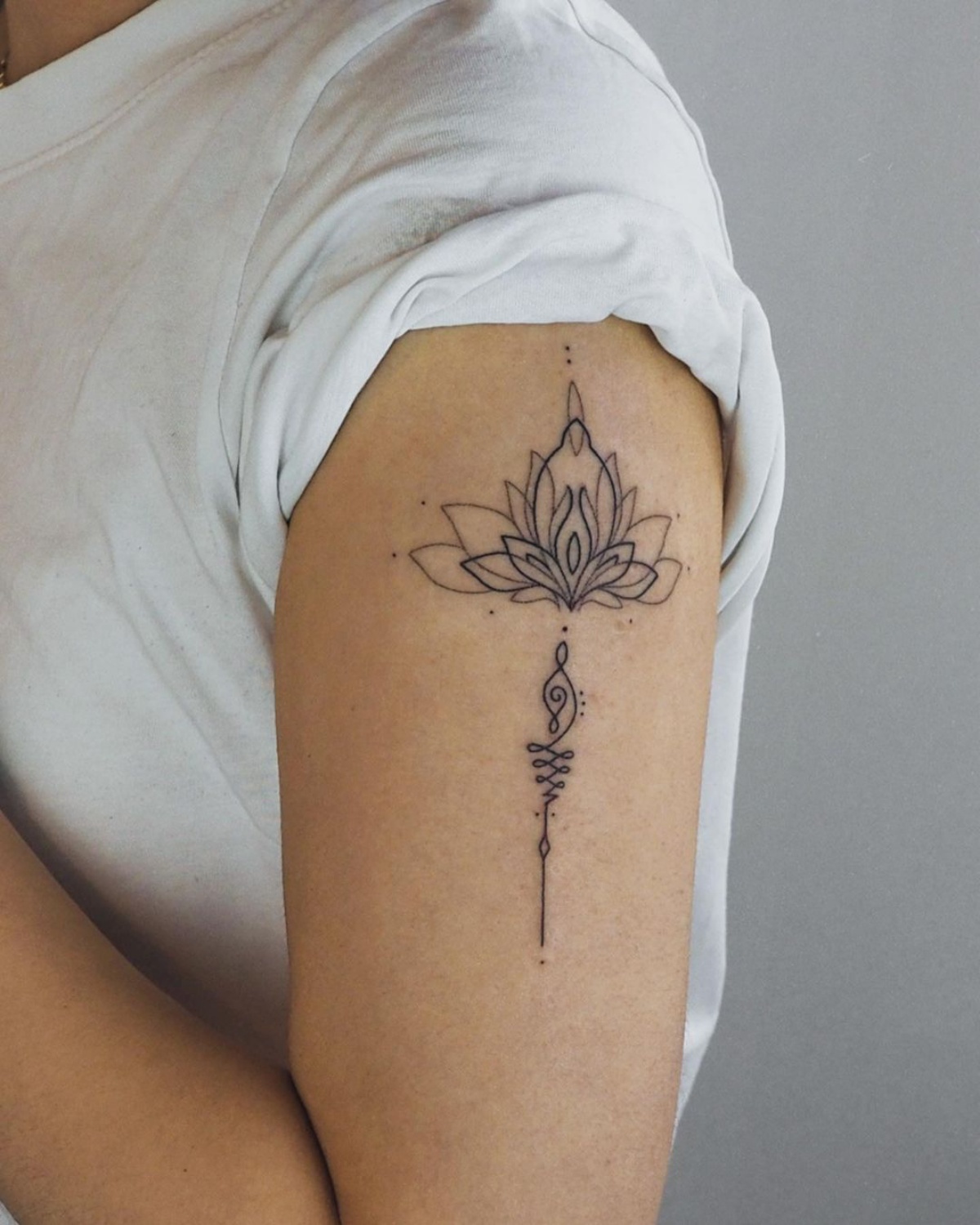 tatuaggio sul braccio donna disegno fiore di loto