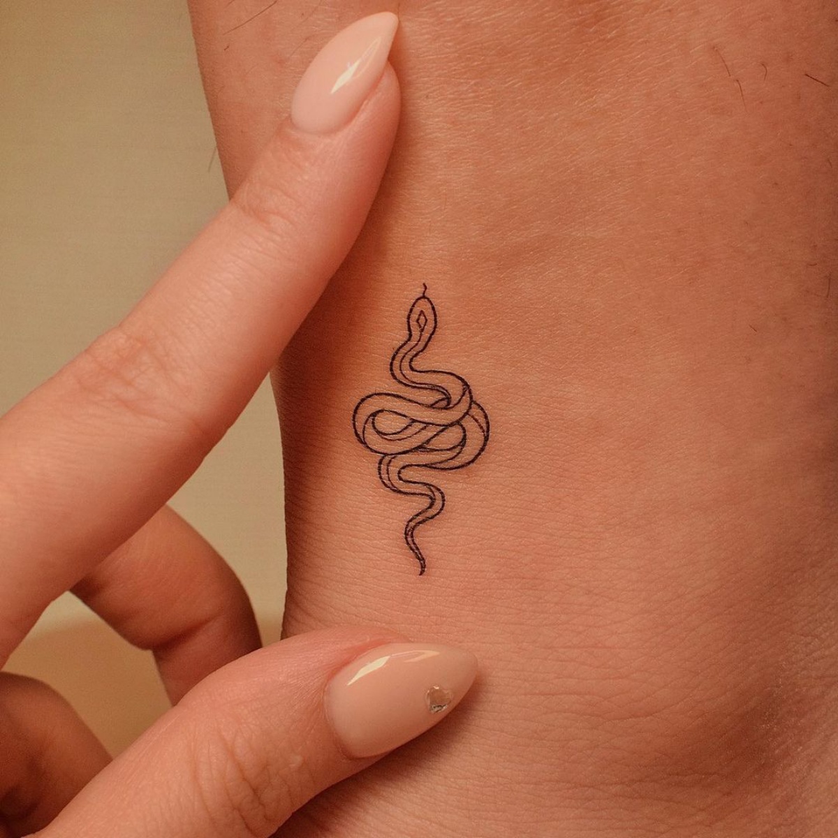 tatuaggio sulla caviglia tattoo serpente piccolo