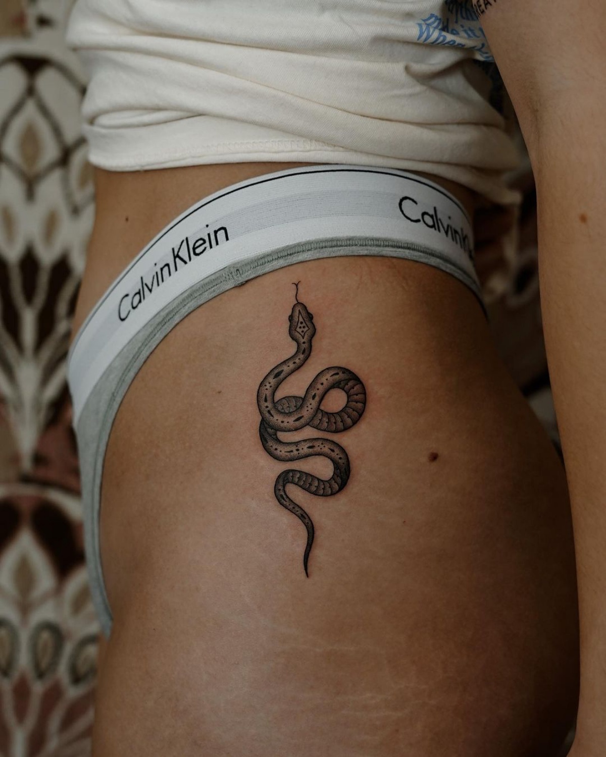 tatuaggio sulla coscia tatuaggio serpente