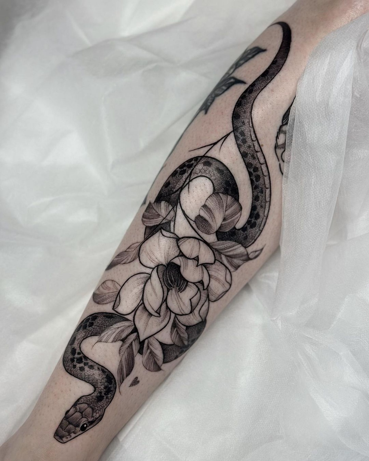 tatuaggio sulla gamba di un grande serpente