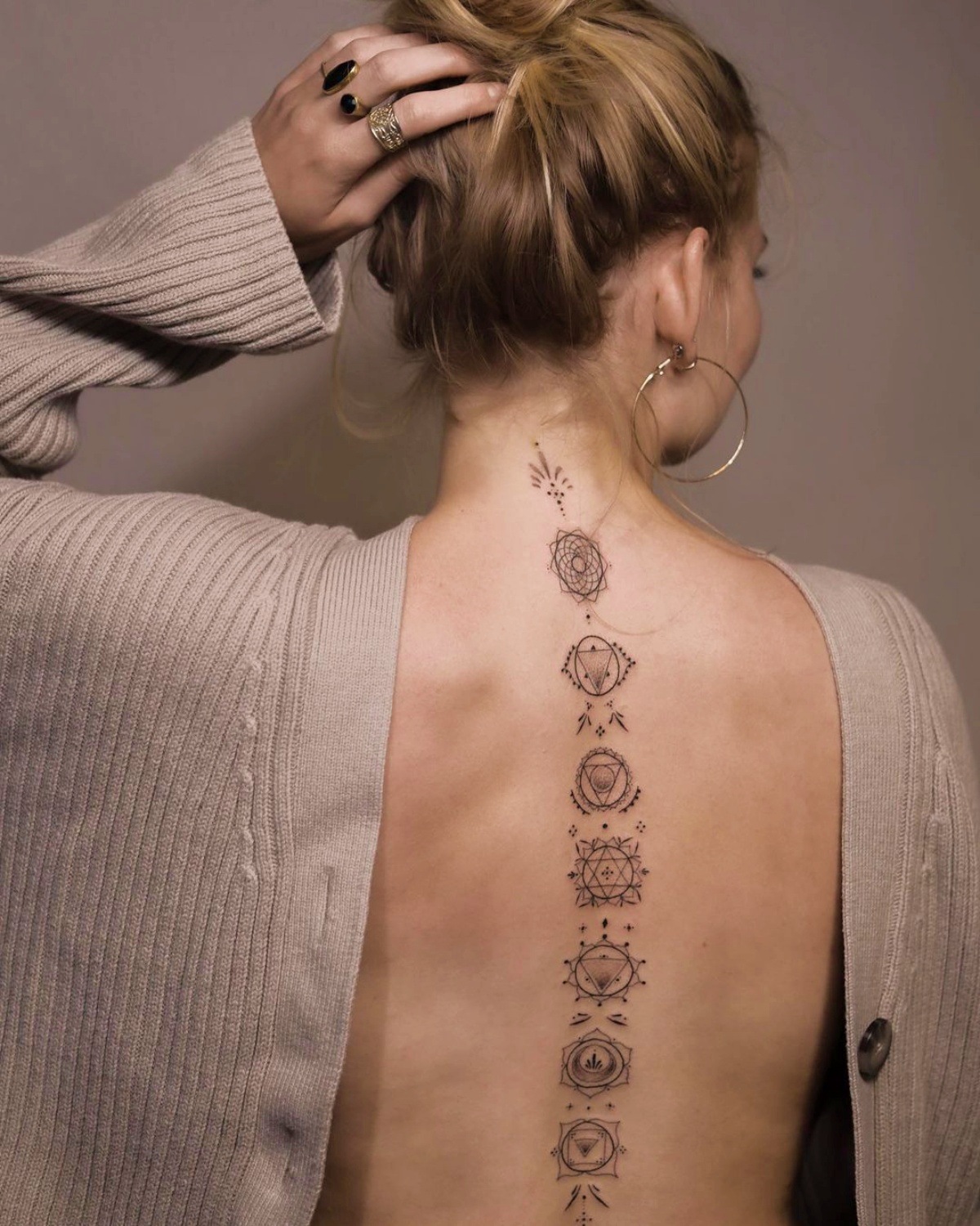 tatuaggio sulla schiena con motivi mandala