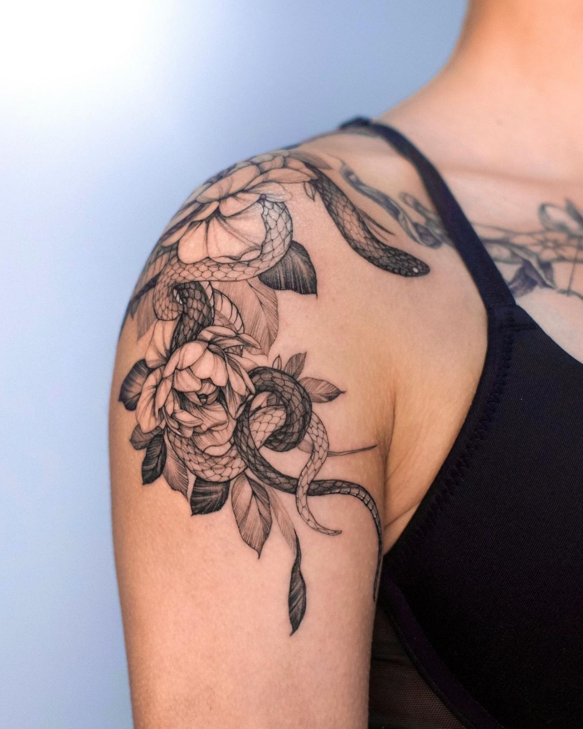 tatuaggio sulla spalla motivi floreali serpente