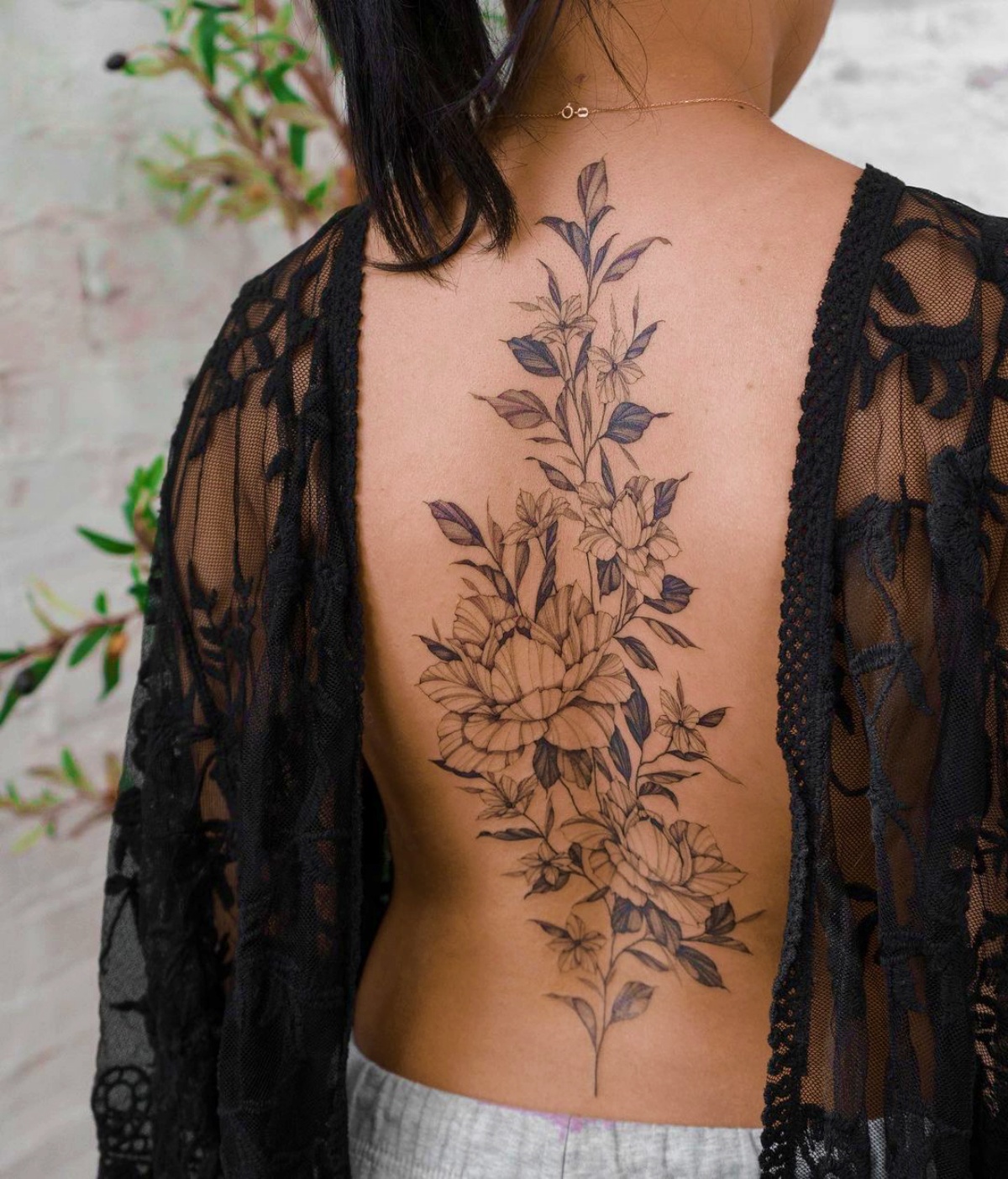 tatuaggio sulla spina dorsale motivi floreali