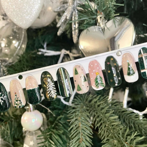 Unghie Natale 2023: le idee più strambe per la manicure con decorazioni