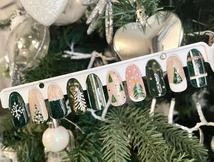 Unghie Natale 2023: le idee più strambe per la manicure con decorazioni