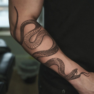 Significato tatuaggio serpente: idee tatto per uomini e donne
