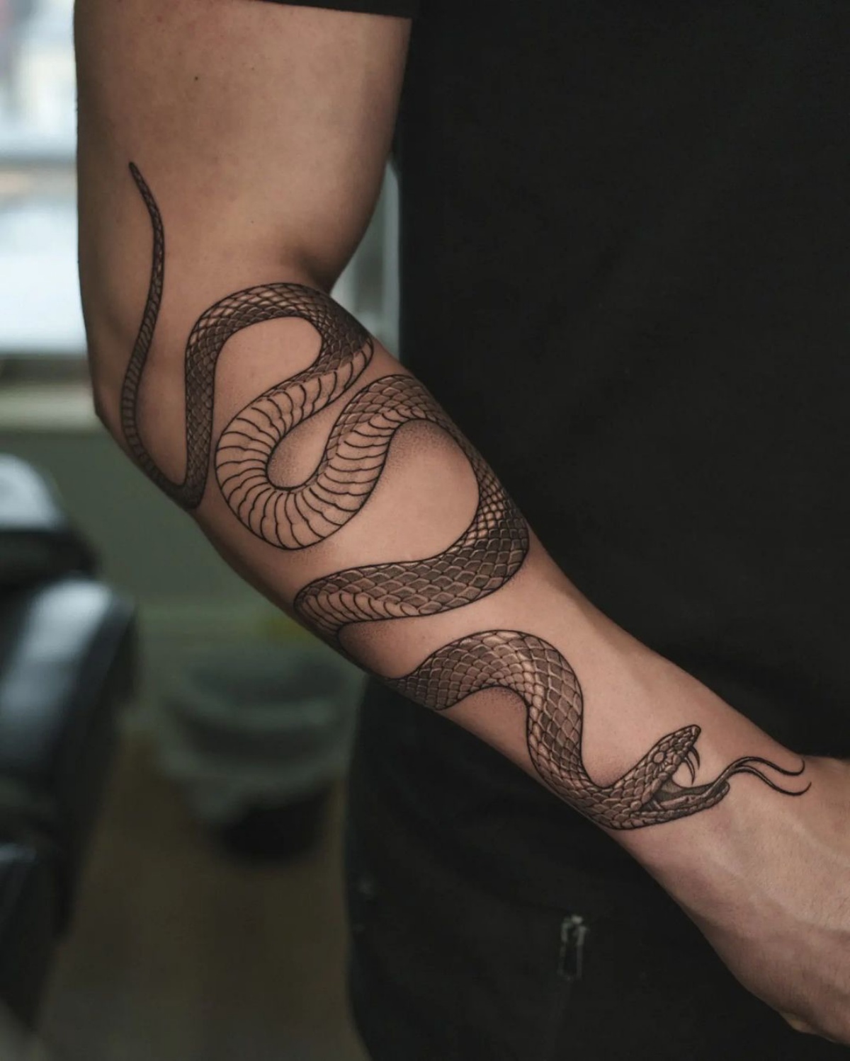 uomo con tatuaggio sul braccio serpente tattoo avambraccio