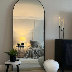 Arredamento salone moderno 2024: mix di colori caldi e texture stratificate