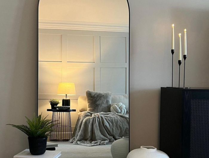 Arredamento salone moderno 2024: mix di colori caldi e texture stratificate