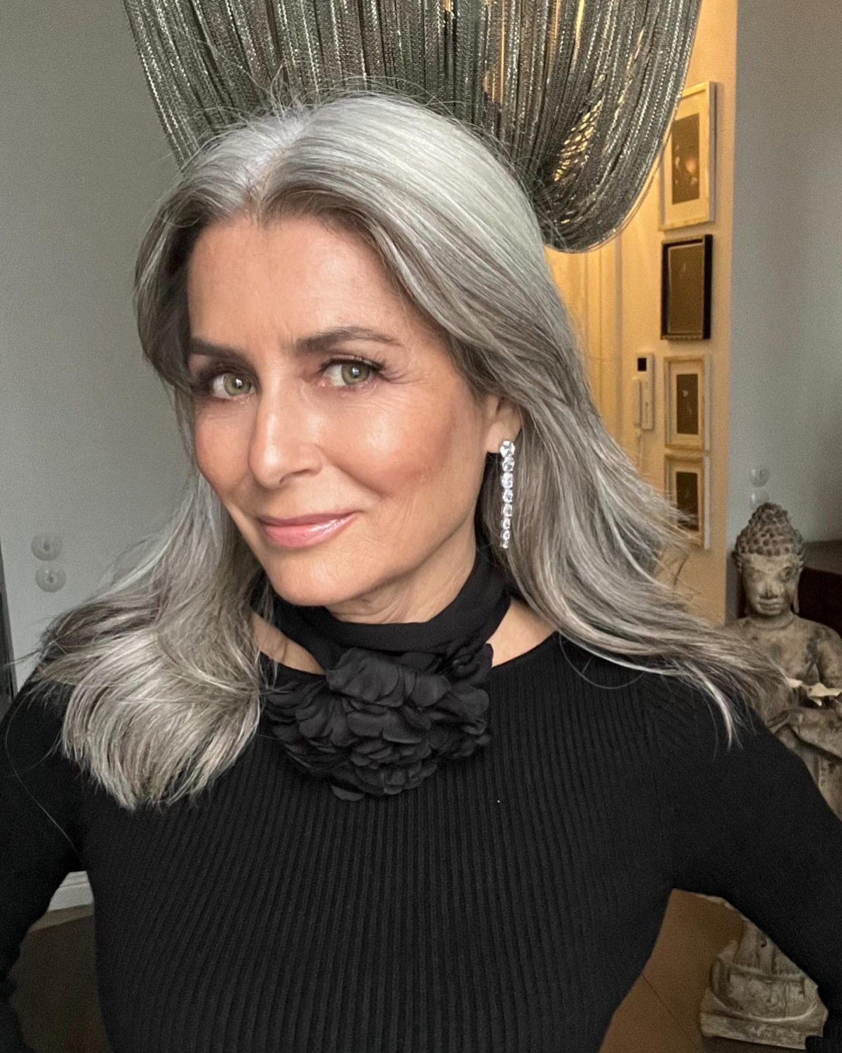 donna over 50 con capelli tinti di grigio