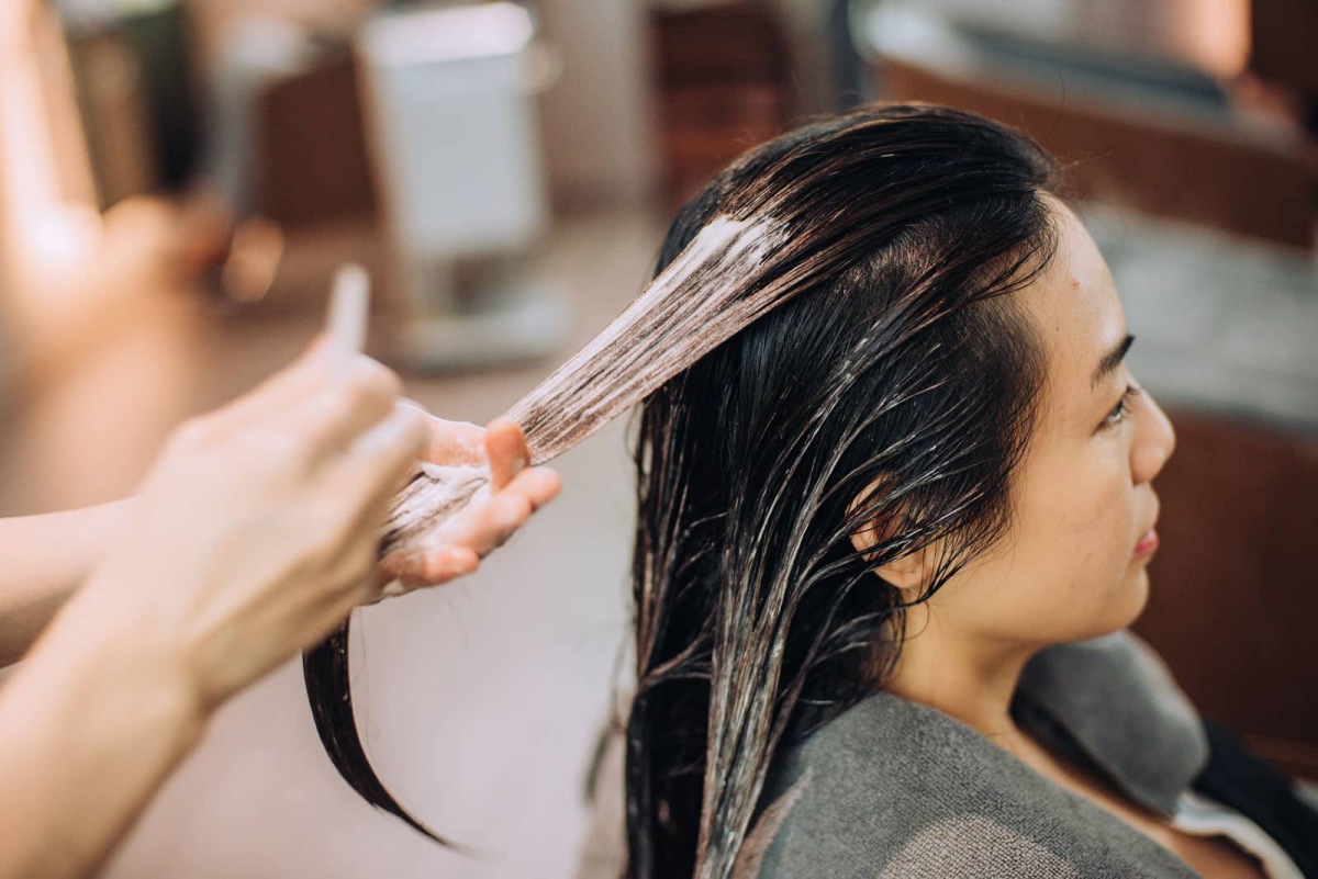 lavare i capelli con acqua e miele trattamento per lucidezza