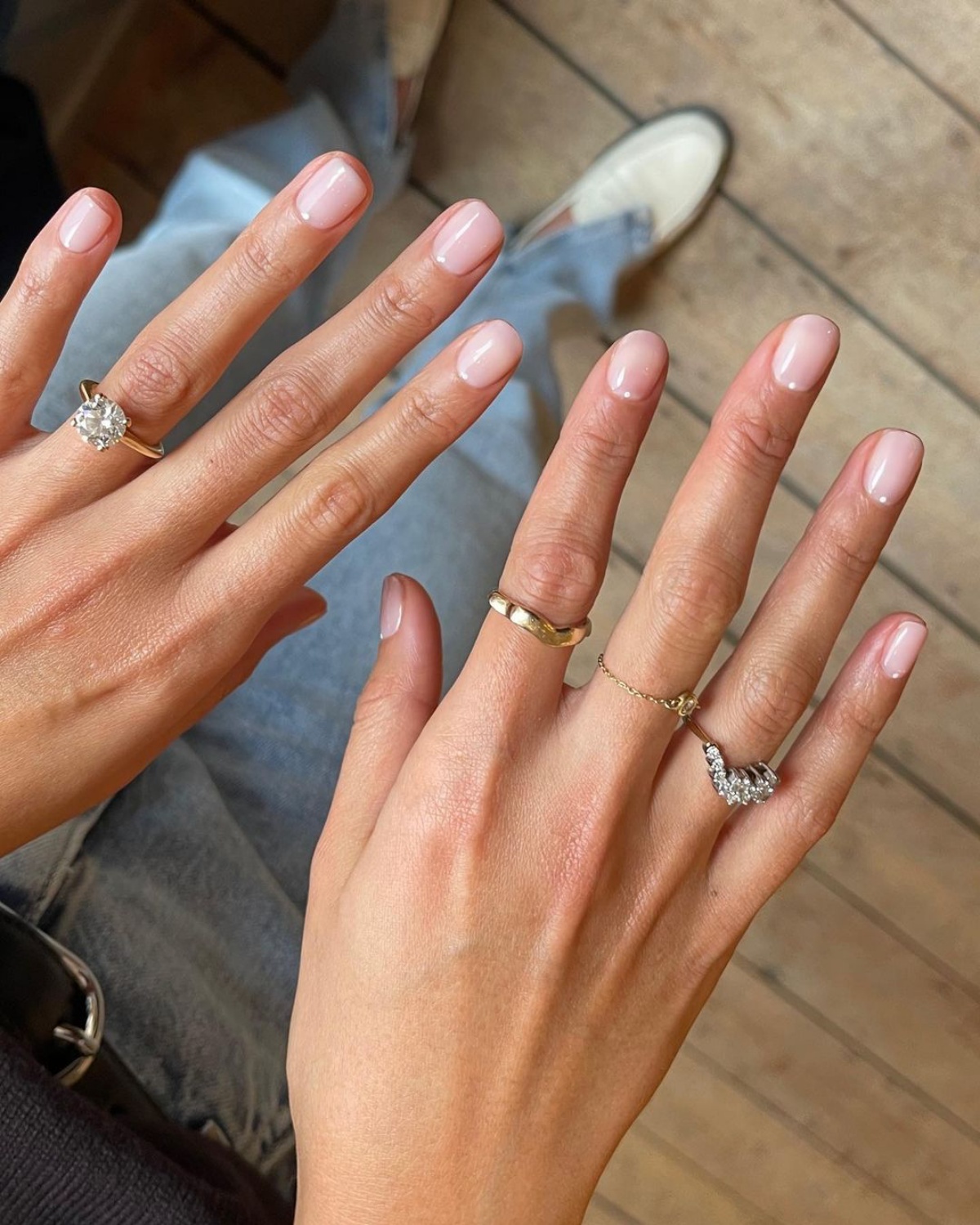 mani donna unghie corte con punti bianchi