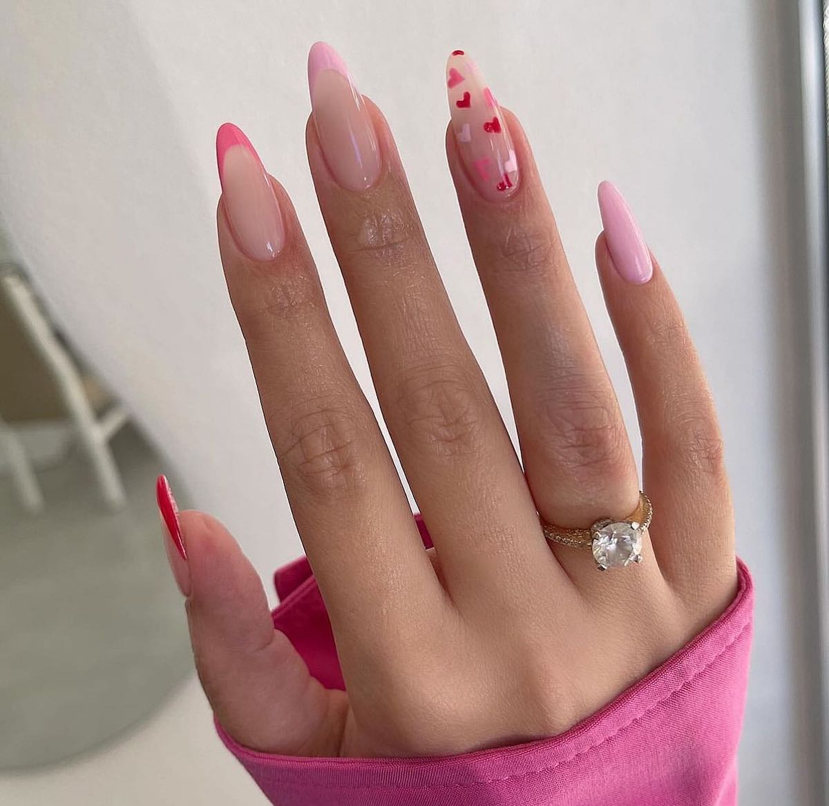 manicure alla francese con smalto rosa disegni di cuori