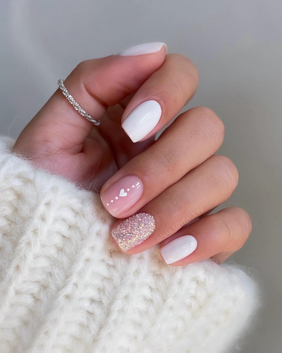 manicure unghie corte forma quadrata smalto bianco e rosa
