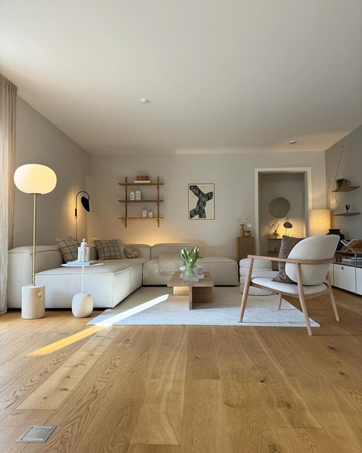 sala design moderno divano beige comodo