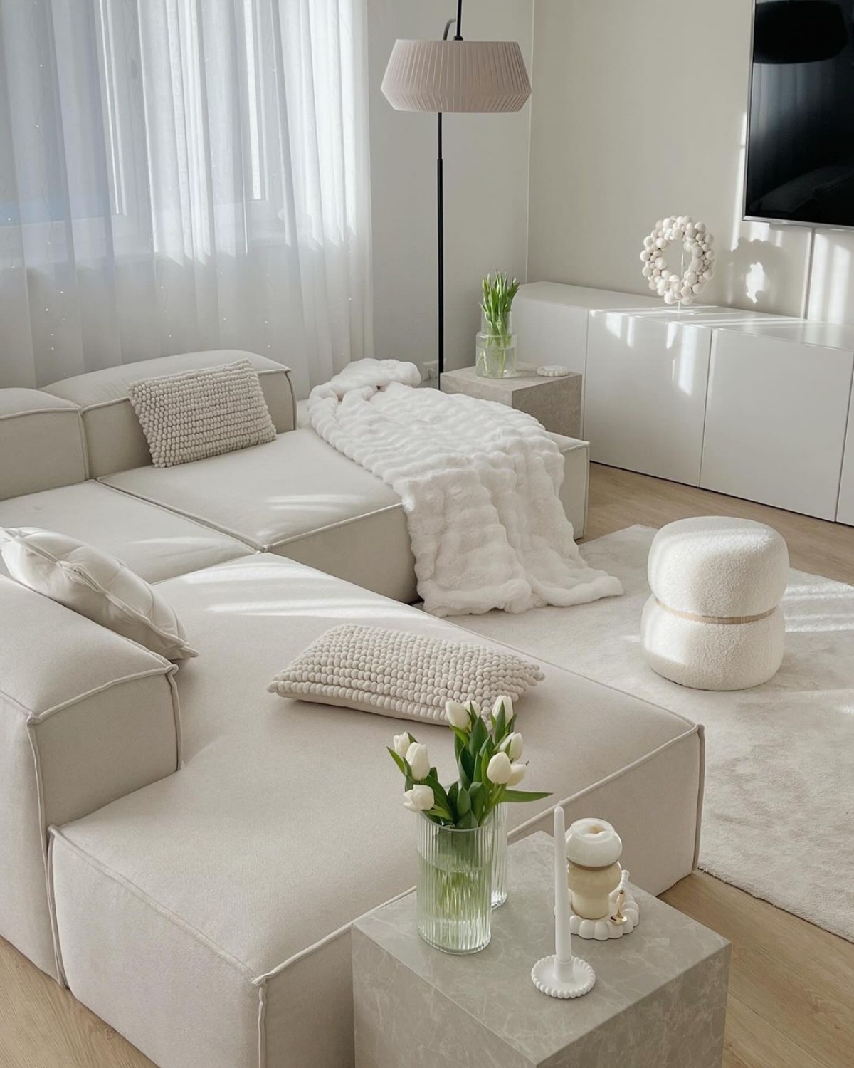 salone moderno con mobili di colore bianco crema