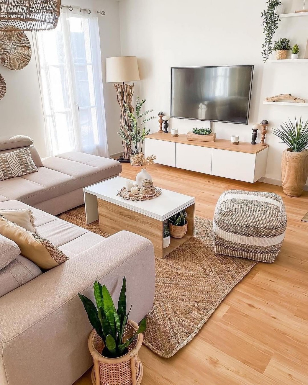 soggiorno moderno con divano angolare beige