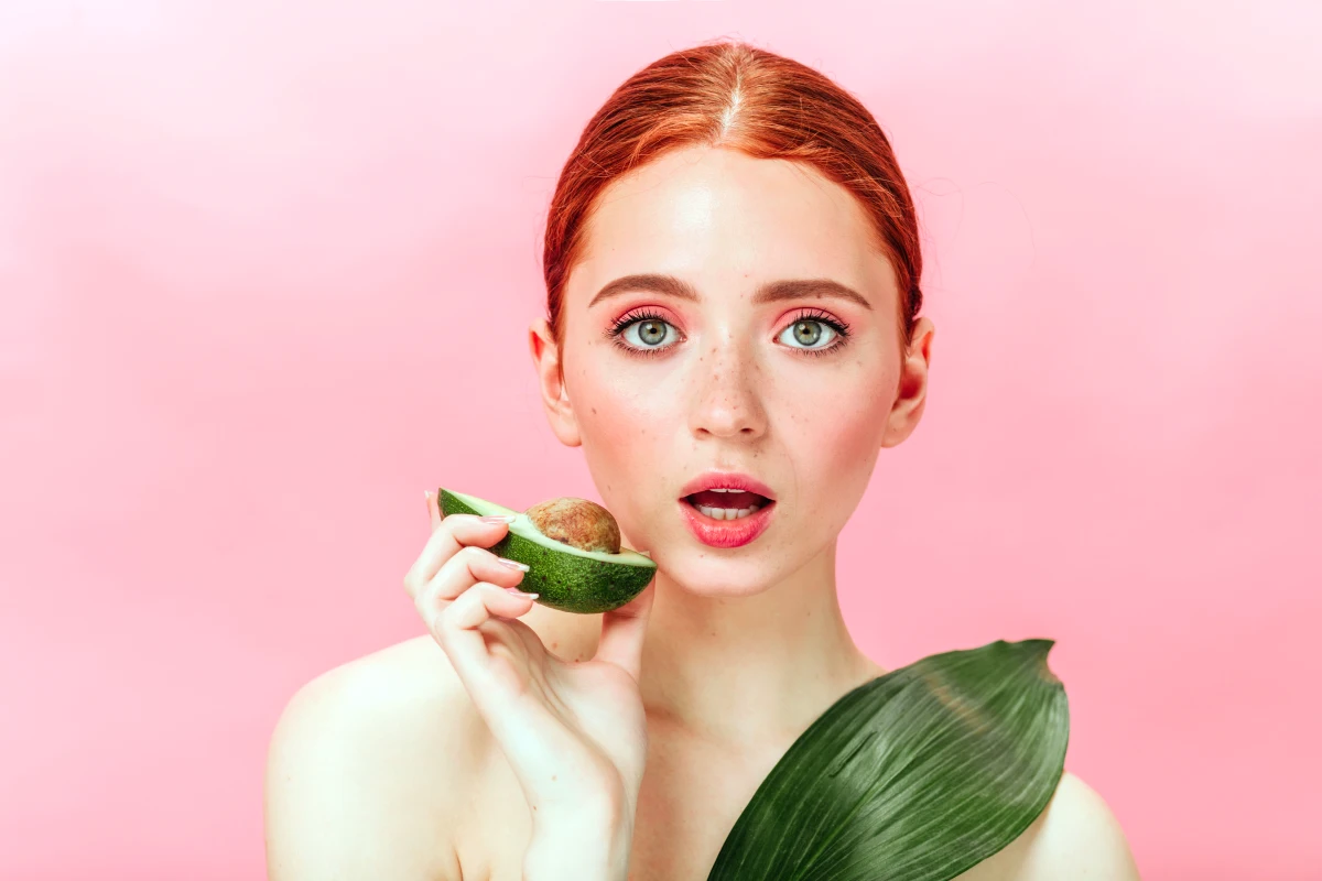 che cosmetici usare per un trucco naturale donna dai capelli rossi avocado verde