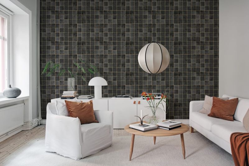 parete in piastrelle di mosaico grigio nel soggiorno