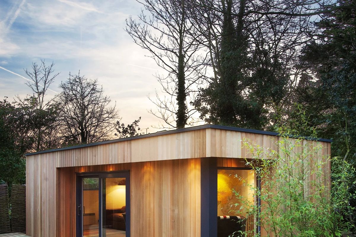 casa da giardino moderno con rivestimento in legno