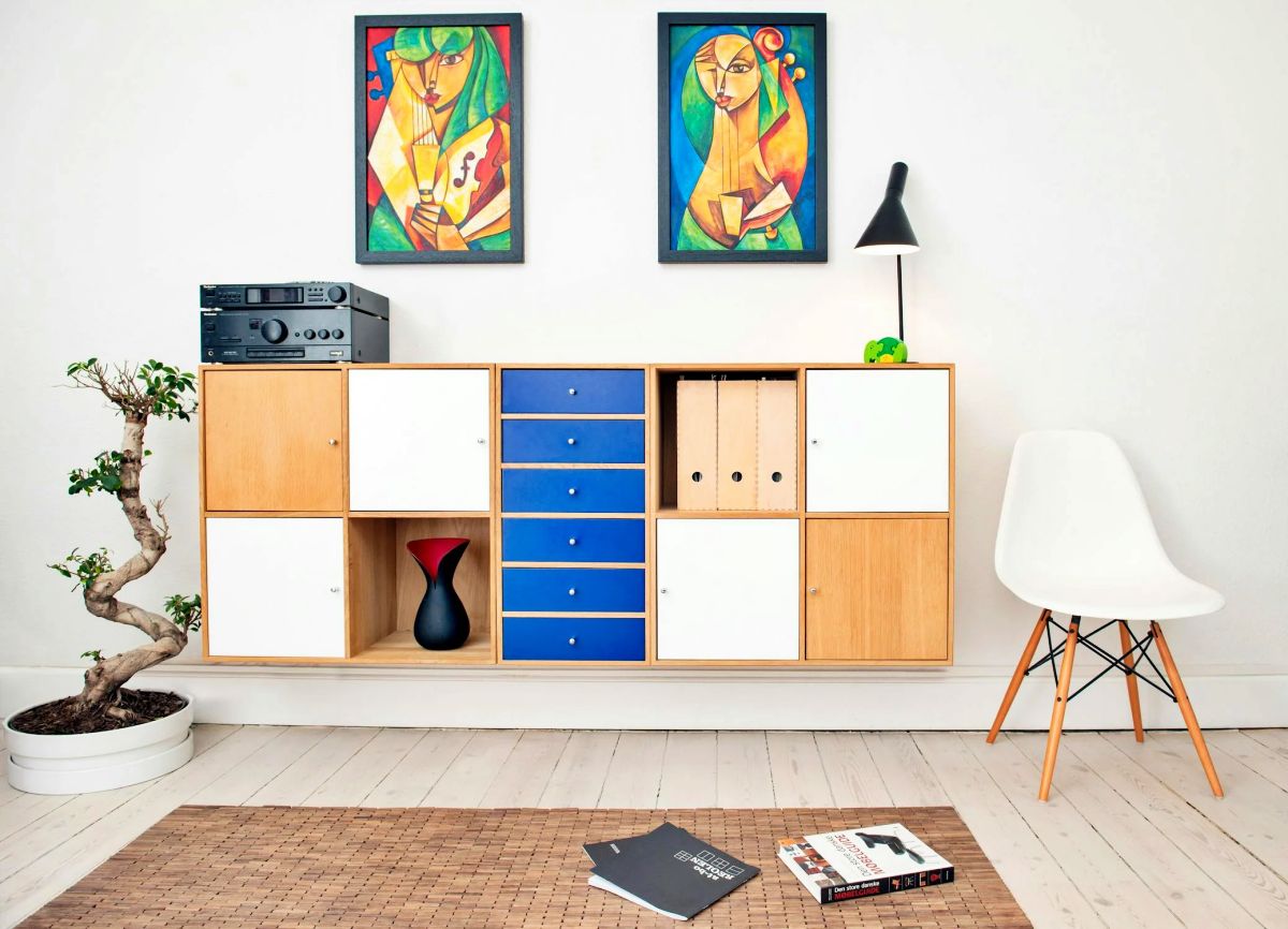 arredamento minimalista con commode in legno scandinavo